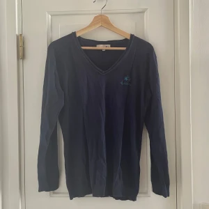 La Martina tröja - En jättefin tröja från märket La Martina! Jag köpte den secondhand och har själv  bara använt den ett fåtal gånger😽 Passar både S/36 och M/38.