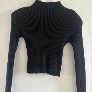 Tröja med axelvaddar, Zara, Strl S - Jättecool svart stickad tröja med axelvaddar. Storlek S. Väldigt bra skick. Frakt tillkommer 🖤