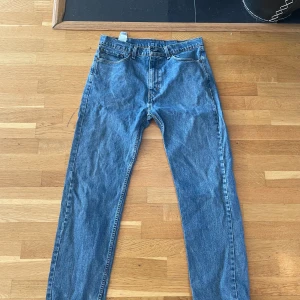 Levis 505  - Storlek 36,34. Lite slitna längst ner på byxbenet annars bra skick