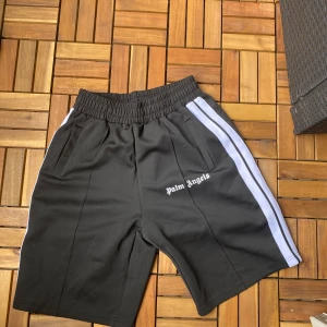 Palm angels shorts - svart palm angels shorts sail i nyskick, vid fler frågor tveka inte att höra av er