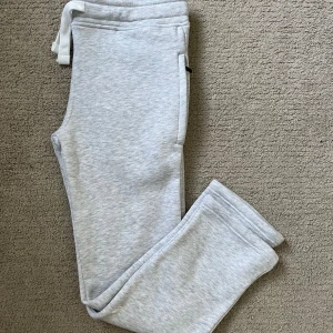 Russemerch - Byxor - Säljer denna vara då dem satt väldigt thight på mig. Jag har aldrig använd byxorna och dem är därför i skick 10/10🙌. Skriv till mig vid ytterligare frågor.