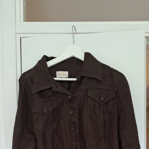  Overshirt/Jacka  - Oversized overshirt i naturmaterial (lin tror jag). Väldigt fin, välsydd och vintage. 