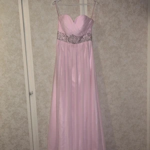 Balklänning  - Jätte fin balklänning använd en gång, köpte den i December men var tyvärr för liten.  Finns några asfalt fläckar undertill på klänningen så de syns inte när den sitter på