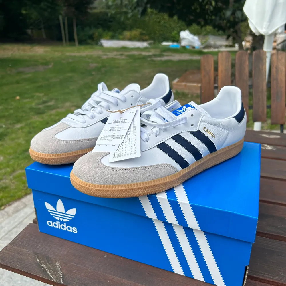  Tja säljer nu ett par helt nya Adidas samba på grund av att de inte passar. En riktigt schysst kombination med vitt och mörkblått!! Först till kvarn😆. Skor.