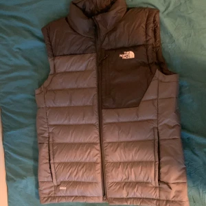 The North Face väst - Inga repor, köp om du brukar ha på dig Large tröjor  Perfekt till våren  Använde den knappt 