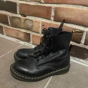 Säljer dr martens kängor, nypris: 2100. Knappt använda och priset är diskuterbart☺️ 