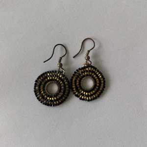 Örhängen - Säljer dessa örhängen, köpta för 200 kr. Nickelfria. Pris kan diskuteras <3