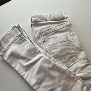 Vita skinny jeans limiter edition - Vita, limited edition (!) skinny jeans med blixtlåsdetalj nedtill och sömndetaljer vid låren/knäna 🤍 Strl 170, passar S
