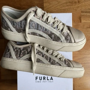Sjukt söta sneakers - Säljer dessa supersnygga sneakers ifrån furla då de tyvärr va för små 😭de ba är i äkta läder och är använda ett fåtal gånger, skriv vid frågor💞💞💞
