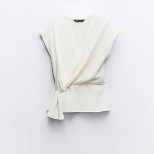 Zara blus - Säljer denna zara topp då den inte kommer till användning, använd en gång💕