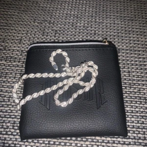 925 Silver Cordell Halsband (Kejsar.se) - Ett cordell halsband i äkta 925 silver ifrån sidan ”kejsar” köpt för 1500:- Lite smutsig/svart men går att fixa genom att tvätta den. Låset har även gått sönder på samma sett som alla halsband gör, går att ha på sig men vill man kan man köpa nytt.