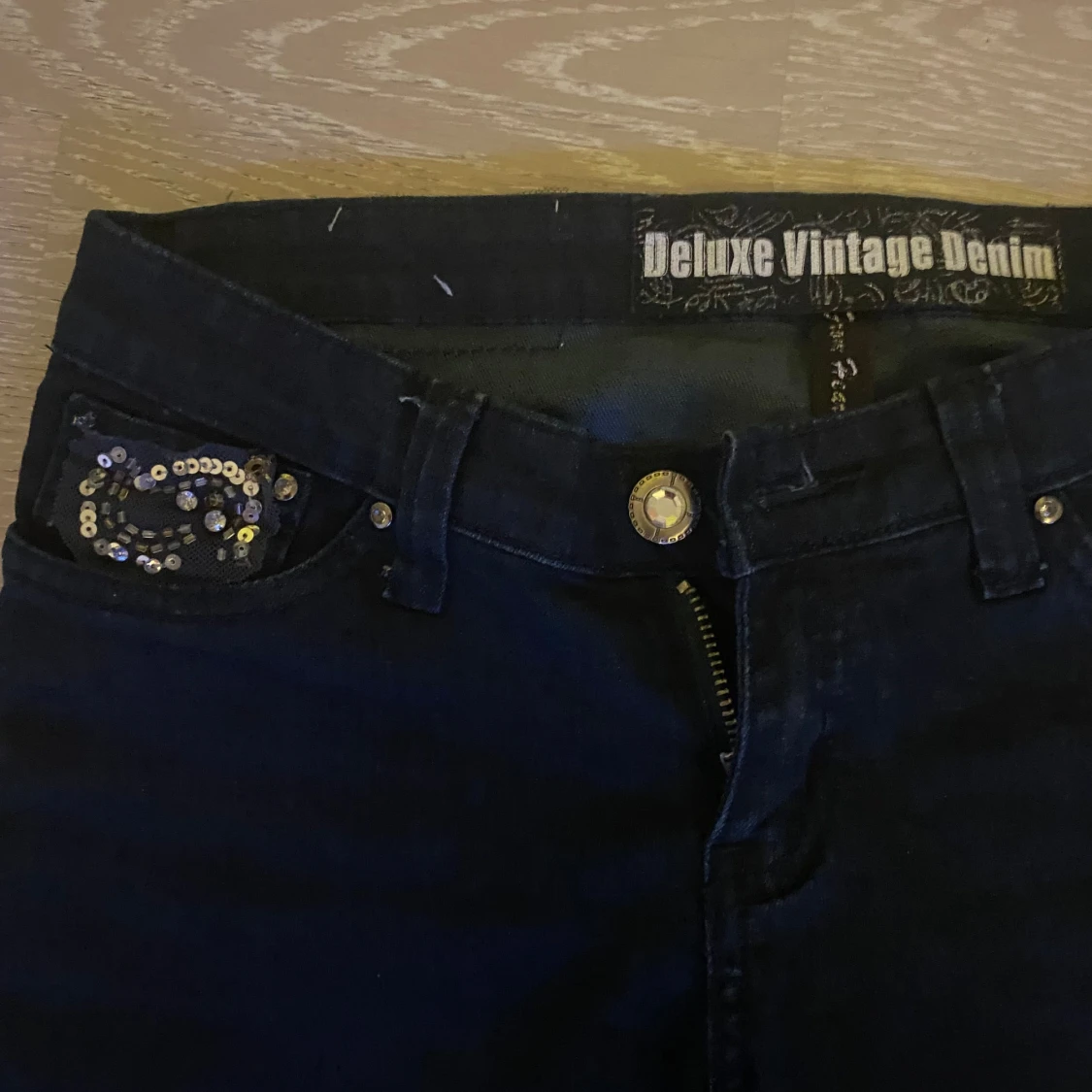 mörkblå bootcut jeans men coola fickor  - 92