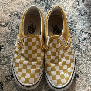 Vans  - Säljer dessa gulvita Vans i storlek 37 för att dem inte kommer till användning längre 🙌