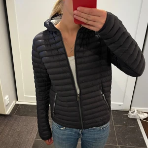 Colmar jacka  - Säljer min superfina colmar jacka som är perfekt nu på hösten men även till våren! 💕 endast använd en säsong och inga tecken på användning alls, så ser helt ny ut! 💓💓 ordinarie pris är ungefär 2300kr