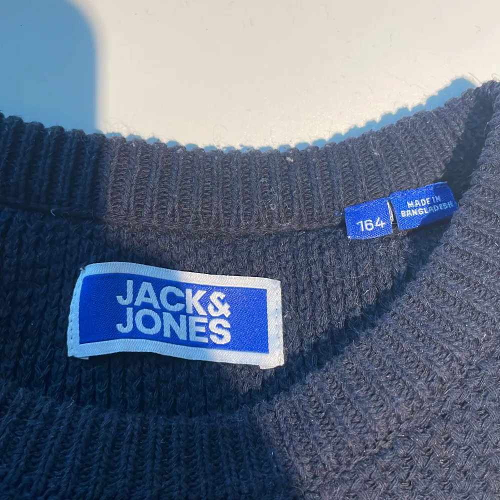 Super frän tröja från Jack&Jones för ändast 199kr. Jätte bra skick storlek 164. Original pris 499kr.. Stickat.