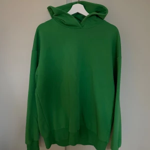 Hoodie  - Fin och skön hoodie, nästan aldrig använd, jättebra skick 