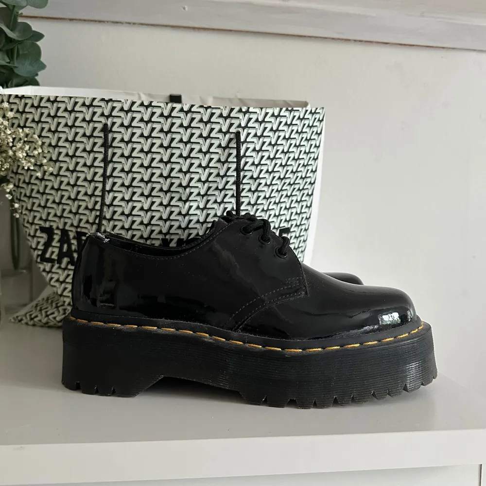 Säljer mina helt nya Dr. Martens 1461 quad patent platform pågrund av att de inte är min stil längre. Använda två gånger endast inomhus så i super fint skick Köpta i butik i Göteborg på Din Sko 2021💞. Skor.