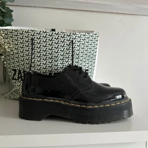 Dr. Martens 1461 quad patent platform - Säljer mina helt nya Dr. Martens 1461 quad patent platform pågrund av att de inte är min stil längre. Använda två gånger endast inomhus så i super fint skick Köpta i butik i Göteborg på Din Sko 2021💞