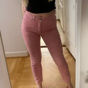 Rosa manchesterbyxor - Rosa stuprörsbyxor i Manchester från Monki