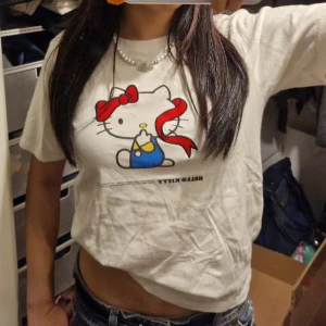 Hello kitty t shirt  - Jättesöt hello kitty t shirt som är jättebekväm. 