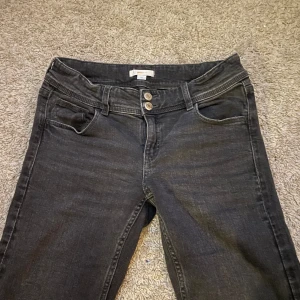 Strl 164 / Xs - Säljer ett par mörkgråa jeans från Gina tricot Young. Säljer då de blivit för korta, de är använda sparsamt och har inga skador elr liknande! Skicka privat för fler bilder elr frågor!💕