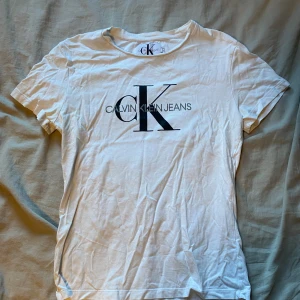 T-shirt - En vit Calvin Klein t shirt i fint skick, storlek M men passa XS/S