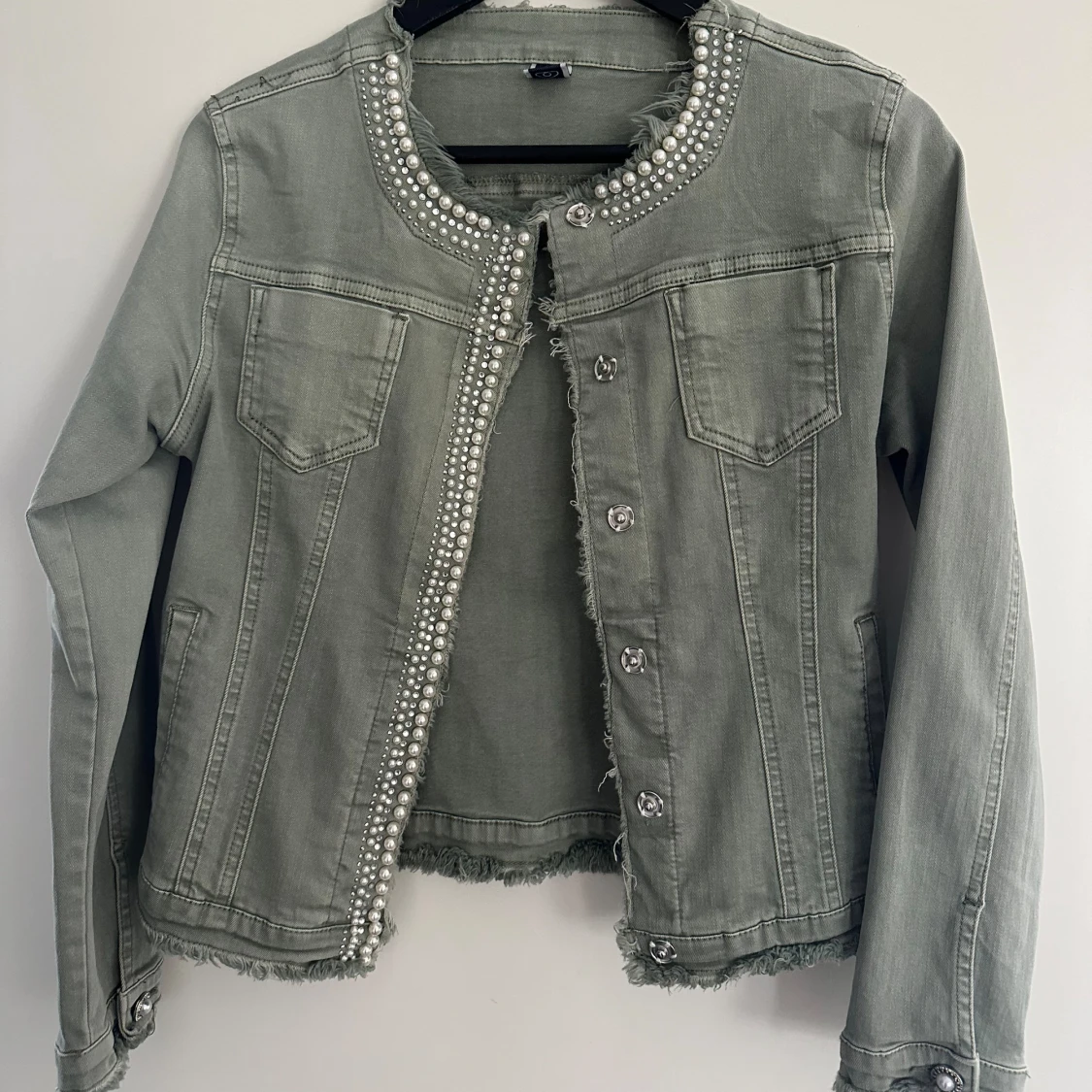 Grön jeansjacka m pärlor