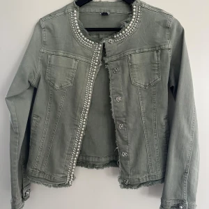 Grön jeansjacka m pärlor - Använd fåtal gånger, bra skick!!! Storlek M men mer som XS/S