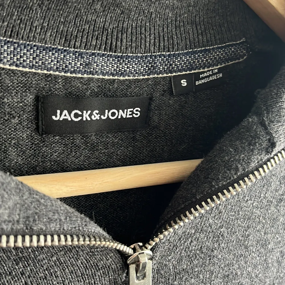 Tja säljer nu denna feta half-zipen från Jack and Jones då den inte används. Skick 9/0 inga defekter på den.. Hoodies.