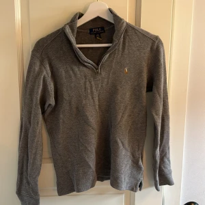 Ralph Lauren Half Zip - Bra skick: 7/10. Tröjan är Från Polo Ralph Lauren och har storleken 14-16 år dvs 160-165cm 