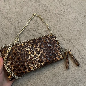 Leopard fest väska - Skit snygg väska/ plånbok med korthållare på båda väggarna. Passar perfekt till fester. 