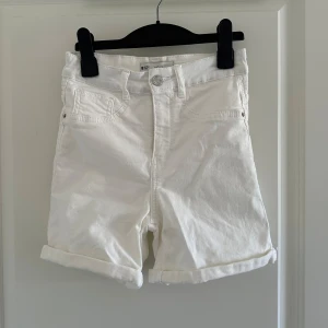 Vita jeansshorts från Gina Tricot - Säljer ett par snygga vita jeansshorts från Gina Tricot, modell Molly. De är i storlek S och har en klassisk femficksdesign med knapp och dragkedja framtill. Finns även i blått och svart i min profil!💘