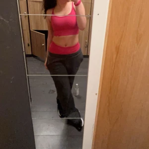 Bikbok Lowrise mjukisbyxor - Super fina, andvänder bara inte så mycket! Jag är 165 och dem är ganska långa på mig, har strl XS