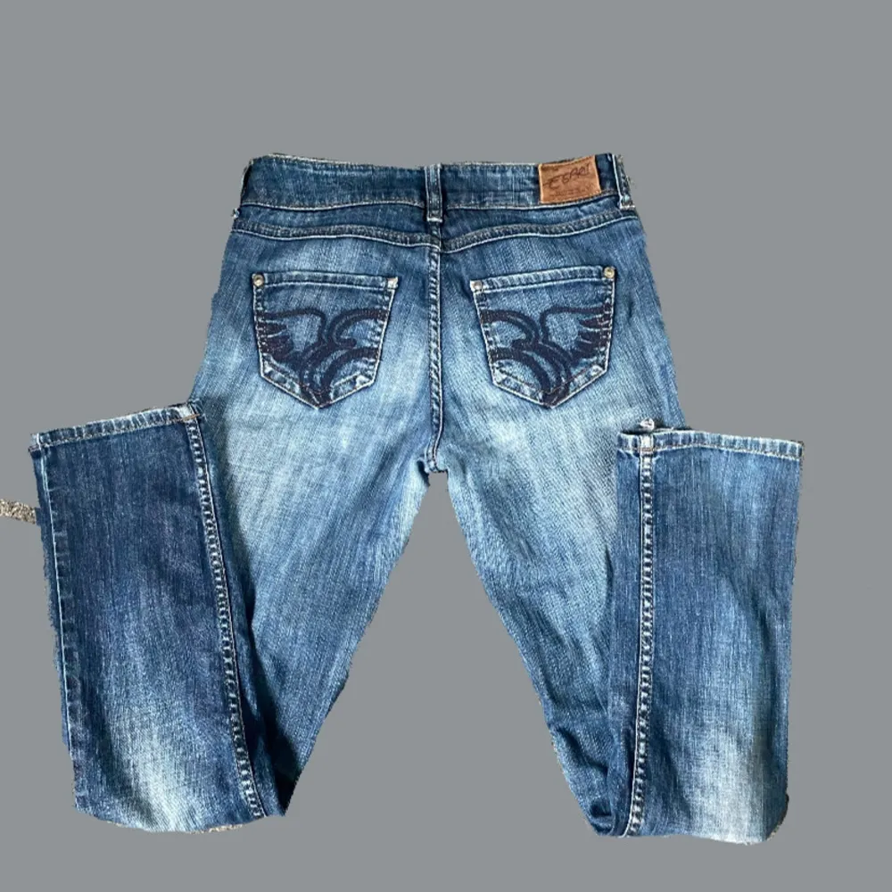 säljer dessa super snygga low waist esprit jeansen då dem är för små för mig.💞skriv för frågor m.m! storlek 26/30. midjemått= innebenslängd=. Jeans & Byxor.