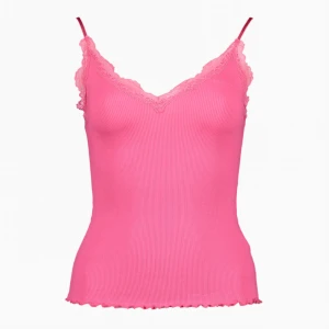 Rosa ribbad linne med spetsdetaljer - Säljer ett supersnyggt rosa linne med ribbad textur och spetsdetaljer vid halsringningen. Perfekt för sommardagar eller som ett lager under en jacka. Linnet har smala axelband och en tight passform. Passar både till vardags och fest! 💖 bara använd 1 gång ❤️