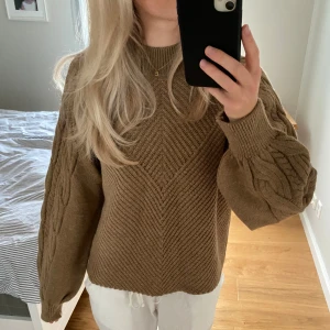 Brun stickad tröja - Använd fåtal gånger, bra kvalité🤎