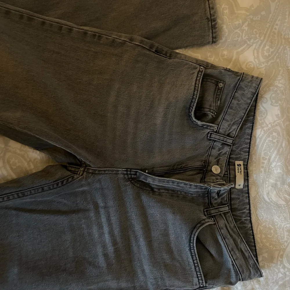 Gråa jeans från Gina tricot. Fina jeans men tyvärr lite för stora för mig. Vill helst bort med dom så fort som möjligt. Priset kan diskuteras och vid frågor så är det bara att kontakta mig☺️. Jeans & Byxor.