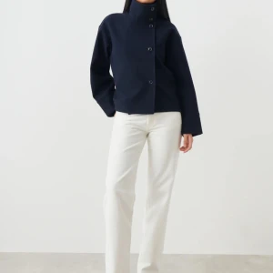 Gina Tricot kappa - Säljer denna jättefina marinblå kappan från Gina Tricot. Den är som ny och är i mycket fint skick. Skicka om ni är intresserade eller vill ha egna bilder på kappan.