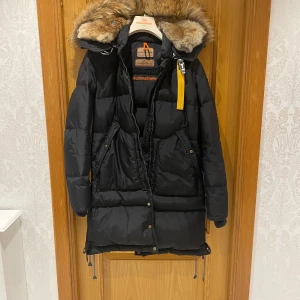 Parajumper longbear masterpiece  - En Parajumper longbear masterpiece series jacka i storlek S. Jag köpte jackan för 11 600kr men säljer den nu för 5000kr. Jag röker inte och ingen i min närhet gör det heller så jackan stinker inte cigg!! Det ända som jag hade anmärkt på den är att pä