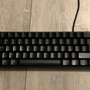  NOS C250 Tangentbord – Endast 2 dagars användning, utmärkt skick! Perfekt för samlare, bara 200 kr  - Ett NOS C250 tangentbord i fantastiskt skick! Tangentbordet har endast använts i två dagar och ser praktiskt taget ut som nytt. Alla tangenter fungerar felfritt och ger en skön skrivkänsla. Perfekt för dig som söker ett pålitligt och stilrent tangent