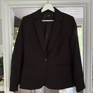 Blazer  - Svart blazer från mango. Använt fåtal gånger. 