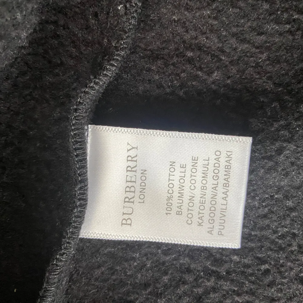 Burberry Hoodie storlek XS funkar S, knappt använd, säljer pga för liten. Pris är förhandlingsbart.. Hoodies.