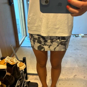 Tyedie jeans kjol - Jätte fin kjol köpt secondhand storlek x/xs Skriv privat för fler bilder, kontakta innan tryck på köp nu 