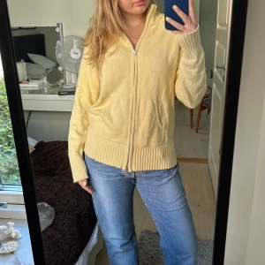 Gul ziptröja - Gul stickad kofta med dragkedja ziptröja