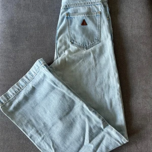 Jeans  - Säljer mina abrand jeans ’94 high waisted & wide’ då dem aldrig kommer till användning. Använda fåtal gånger. Nypris 999:-