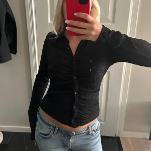 Figursydd blus  - Jättefin figursydd skjorta/blus från Stradivarius. Endast testad! 😍