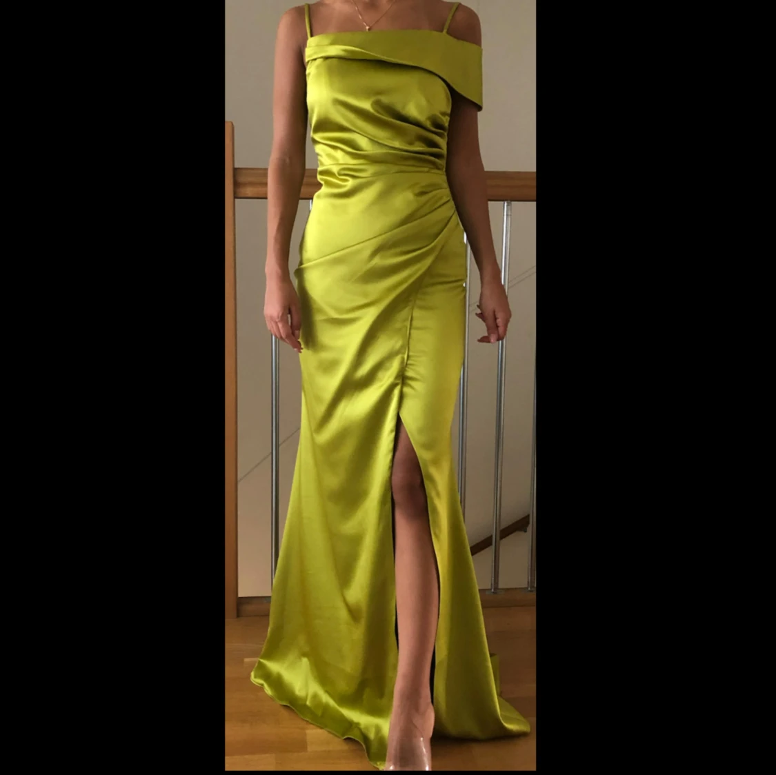 Elegant Lime Gul-Grön Satinklänning - Oanvänd 