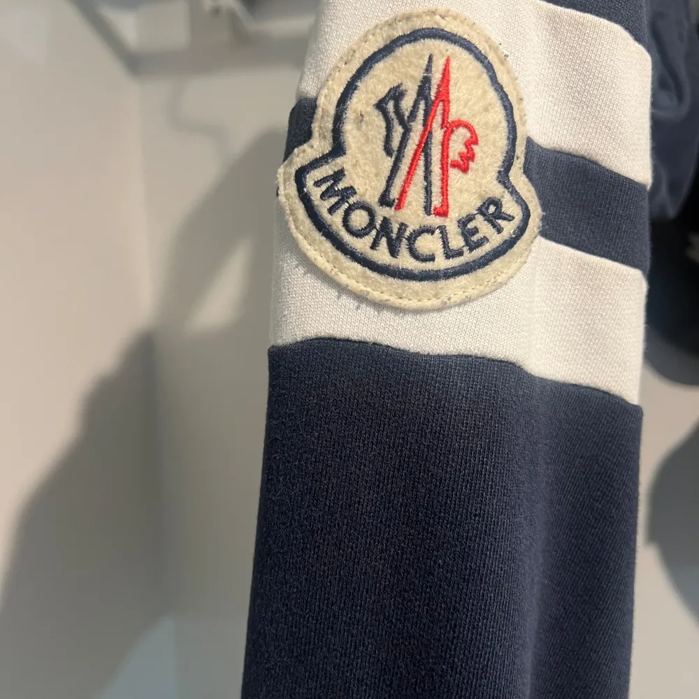 Använd moncler tröja men i väldigt gott skick, Liten i storleken. Passar en S eller M Pris kan diskuteras vid snabb affär.. Hoodies.