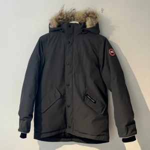 Canada goose 14-16 L - Säljer denna CANADA GOOSE youth jacka i storlek L 14-16, fint skick. Köpare står för frakt.
