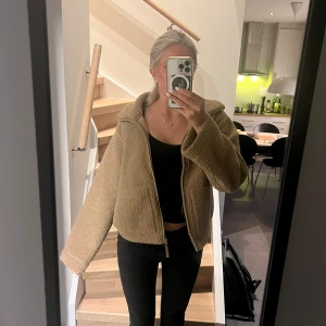 Teddy jacka - Slutsåld jacka från hm. Super super skön och fin jacka perfekt nu till hösten. Säljer för att jag fått en likadan i svart. Köpt för 300kr men slutsåld nu Storlek M men passar S
